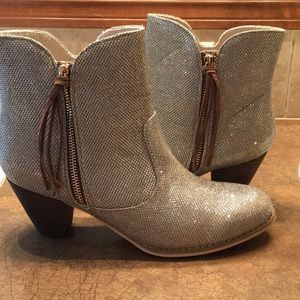 Joyfolie Kali Booties in gold glitter size 8.5